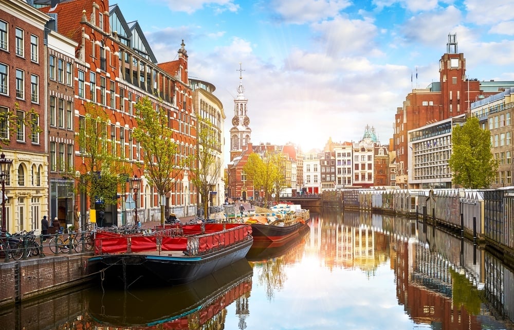 shutterstock_2487675965